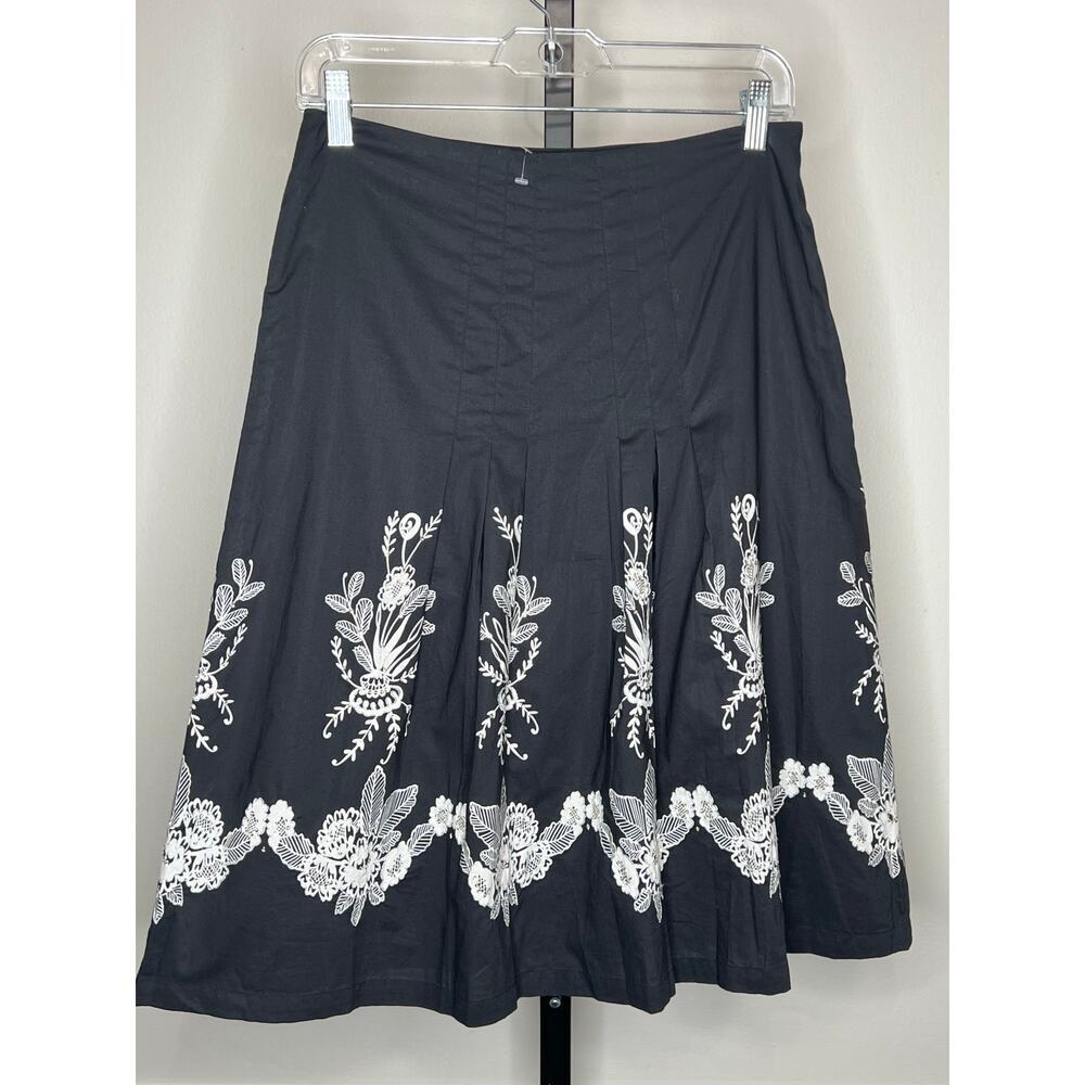 Harold’s Black White Embroidered Floral Pleated Midi Skirt Size 4 NWT